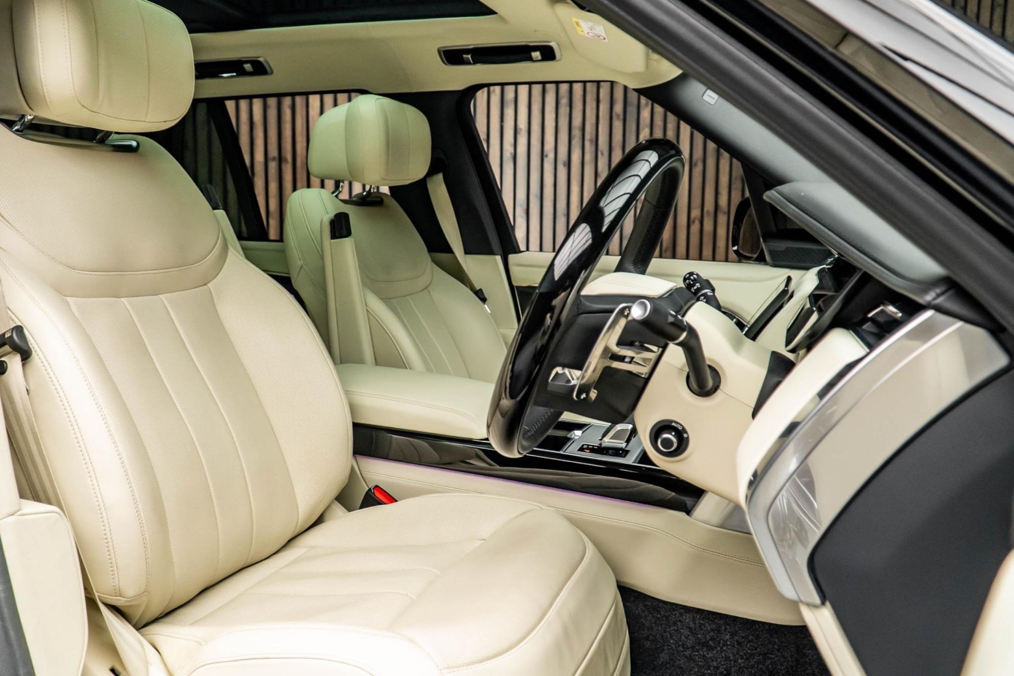 LAND ROVER RANGE ROVER ESTATE 3.0 P400 Autobiography 4dr Auto for sale UK - Slide 2