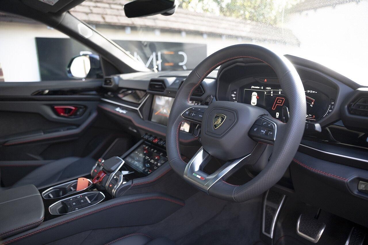 LAMBORGHINI URUS ESTATE 4.0T 25.9kWh Plug-in Hybrid FSI V8 5dr Auto for sale UK - Slide 8