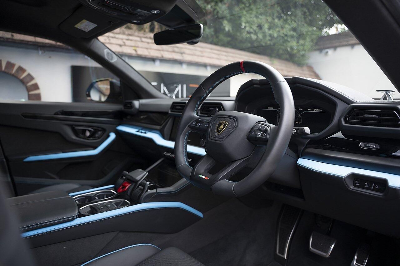 LAMBORGHINI URUS ESTATE 4.0T 25.9kWh Plug-in Hybrid FSI V8 5dr Auto for sale UK - Slide 6