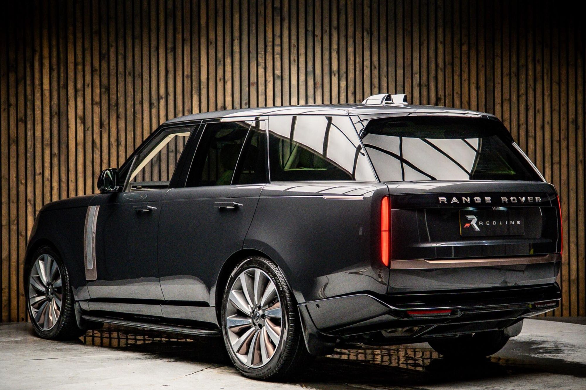 LAND ROVER RANGE ROVER ESTATE 4.4 P530 V8 SV 4dr Auto for sale UK - Slide 3