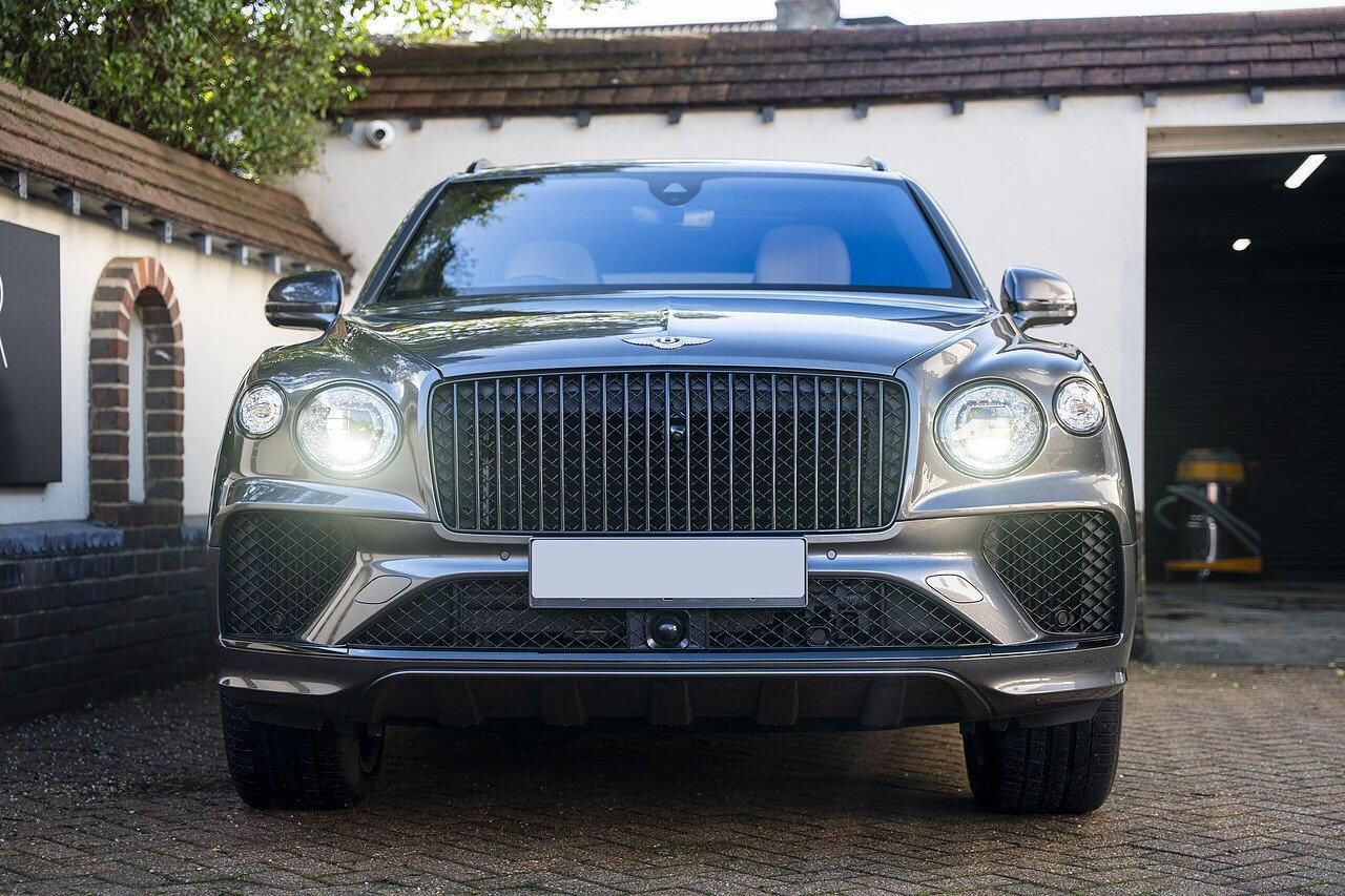 BENTLEY BENTAYGA ESTATE 4.0 V8 Azure 5dr Auto for sale UK - Slide 2