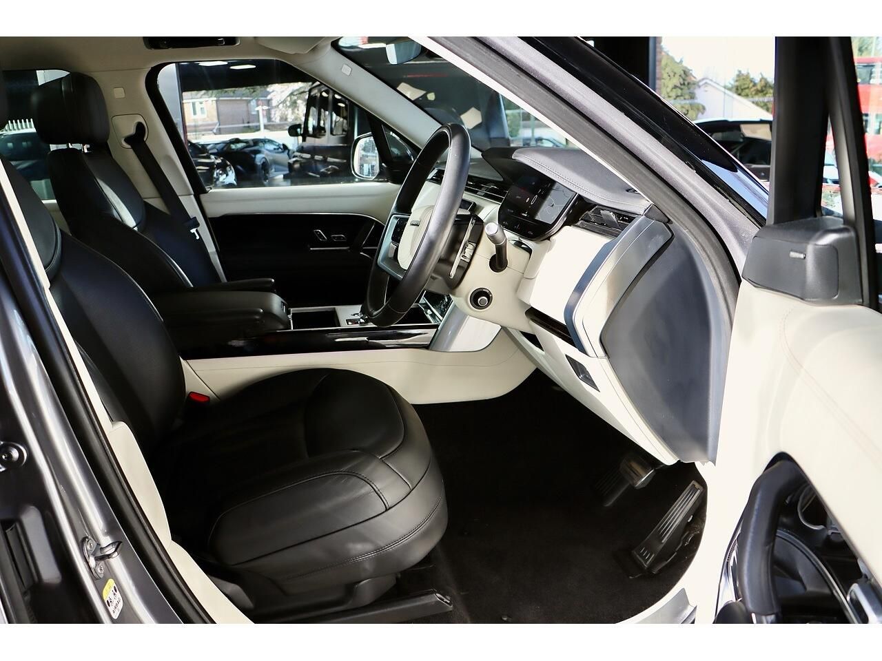 Land Rover Range Rover 3.0 D350 mHEV SE Diesel 5 Door Auto for sale UK - Slide 9