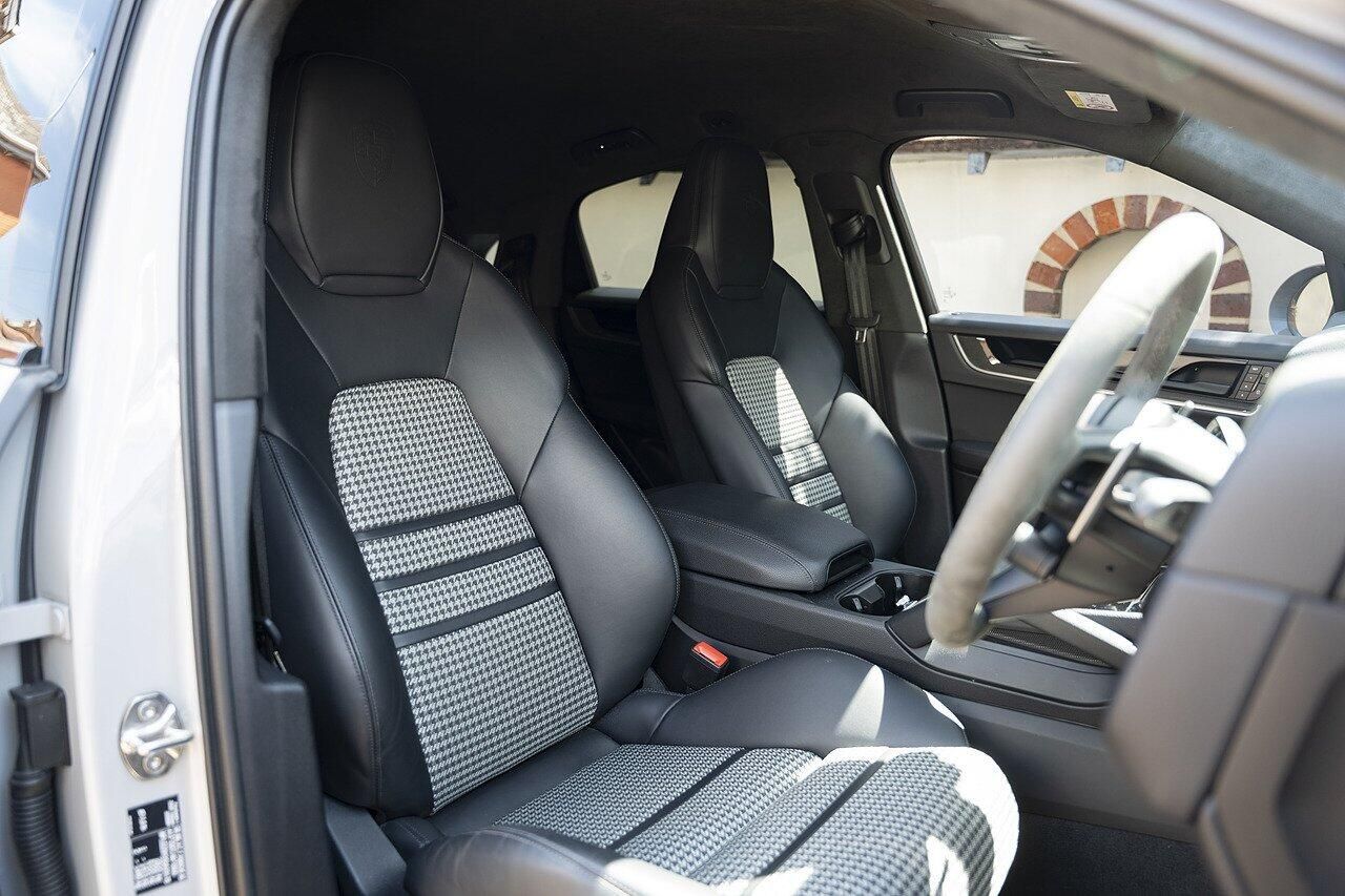 Porsche Cayenne Coupe 3.0 V6 Black Edition 353 Tiptronic S 5 Door Auto for sale UK - Slide 7