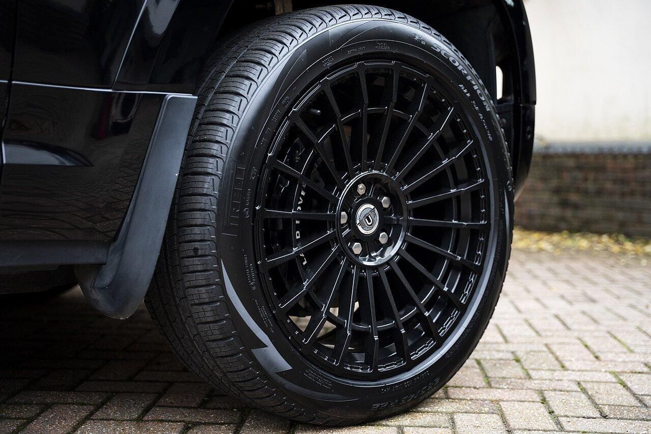 LAND ROVER DEFENDER DIESEL ESTATE 3.0 D300 X-Dynamic HSE 110 5dr Auto for sale UK - Slide 6