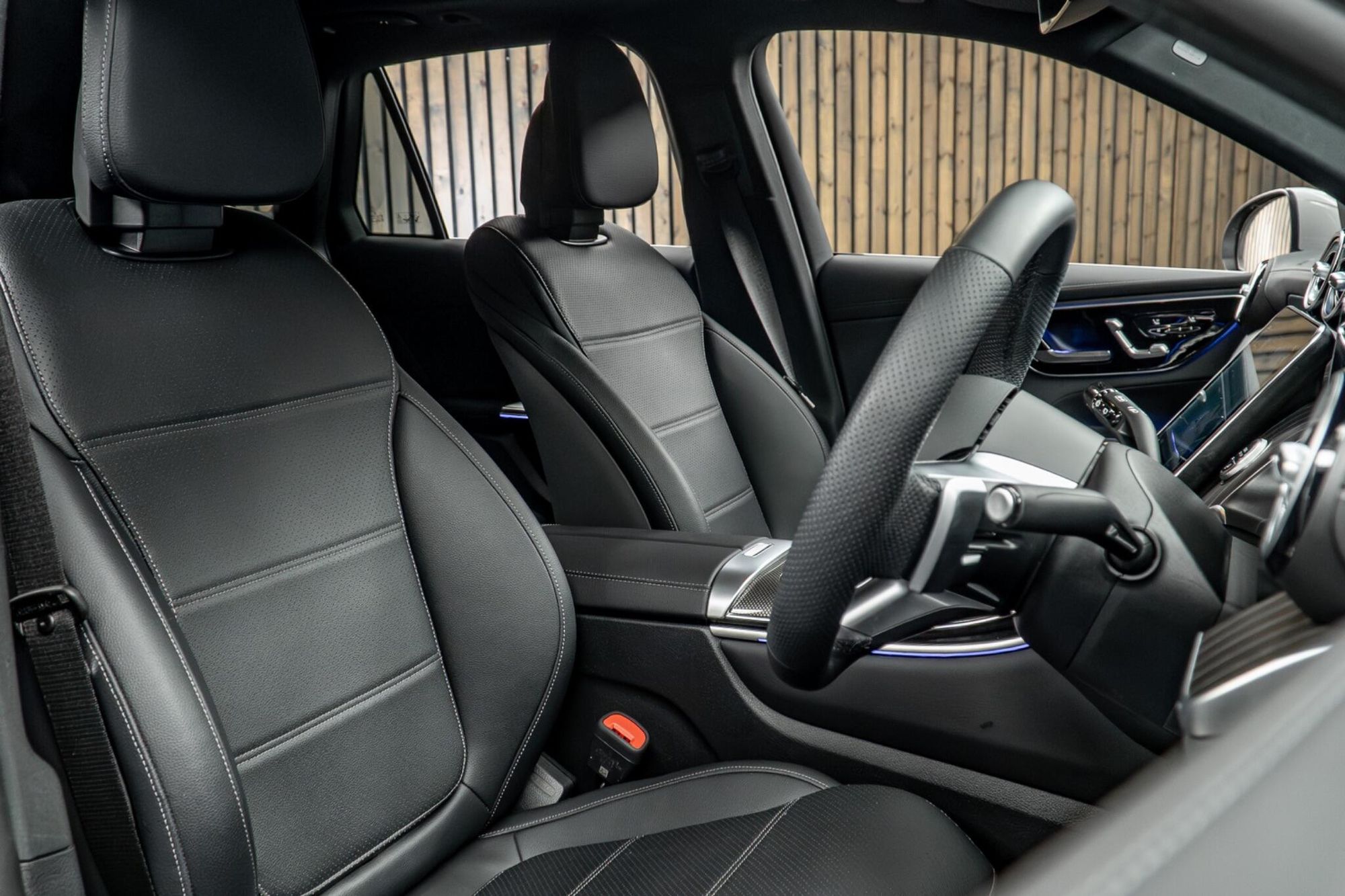 MERCEDES-BENZ GLC ESTATE GLC 300 4Matic AMG Line Premium Plus 5dr 9G-Tronic for sale UK - Slide 2