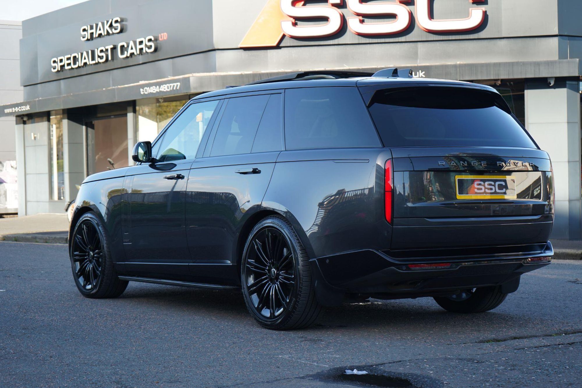 LAND ROVER RANGE ROVER DIESEL ESTATE 3.0 D350 Autobiography 4dr Auto for sale UK - Slide 9