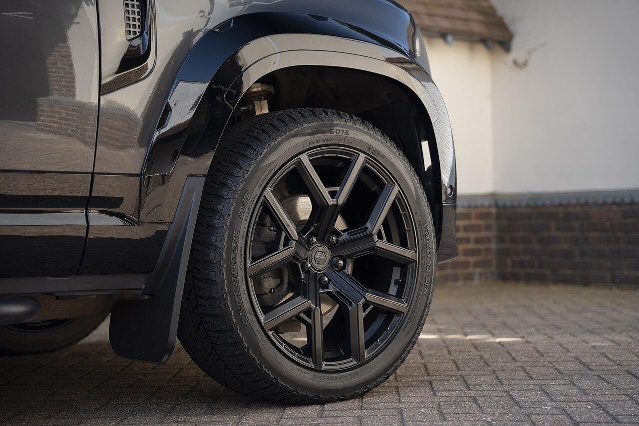 LAND ROVER DEFENDER DIESEL ESTATE 3.0 D250 X-Dynamic SE 110 5dr Auto for sale UK - Slide 6