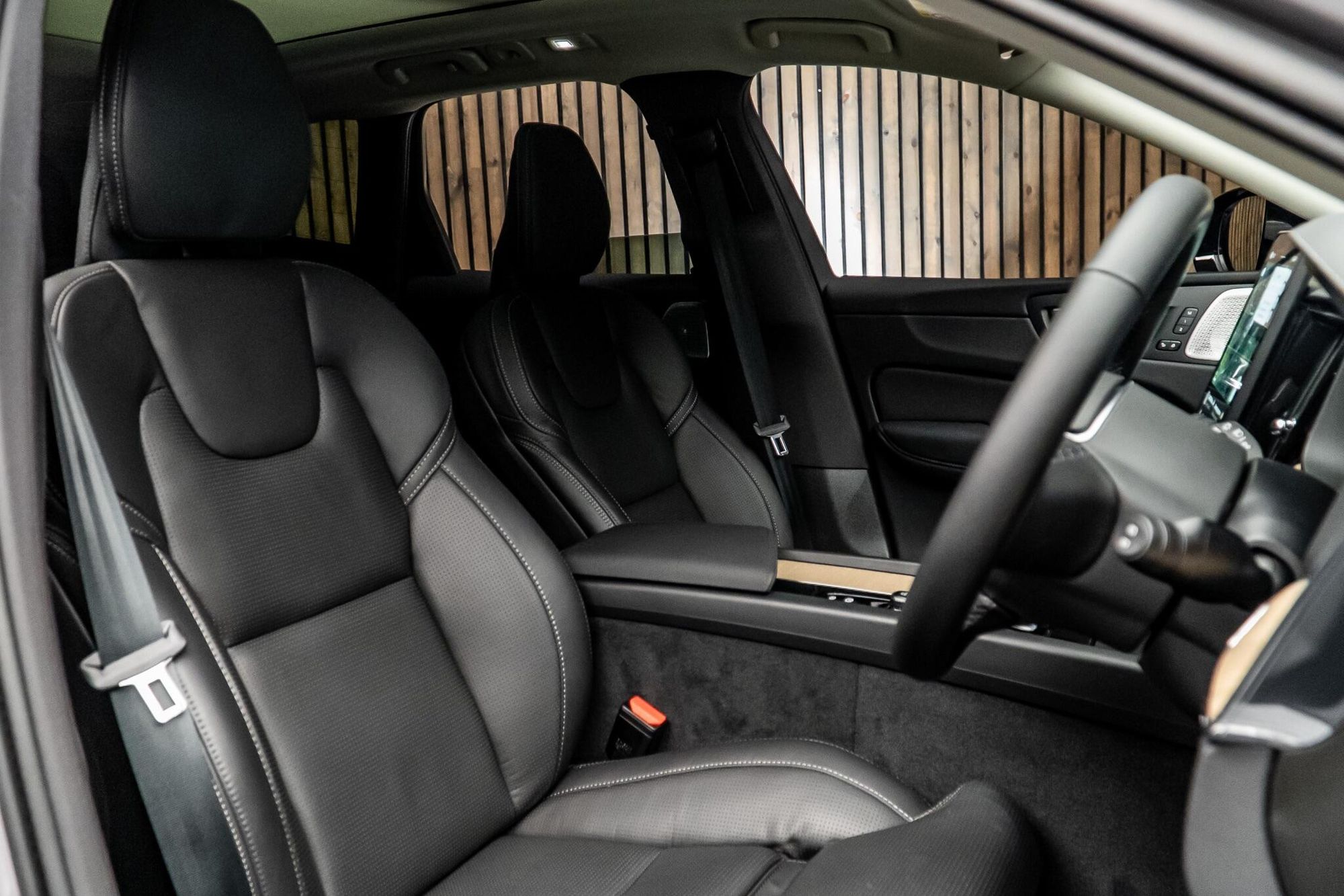 VOLVO XC60 ESTATE 2.0 B5P Ultra Dark 5dr AWD Geartronic for sale UK - Slide 2