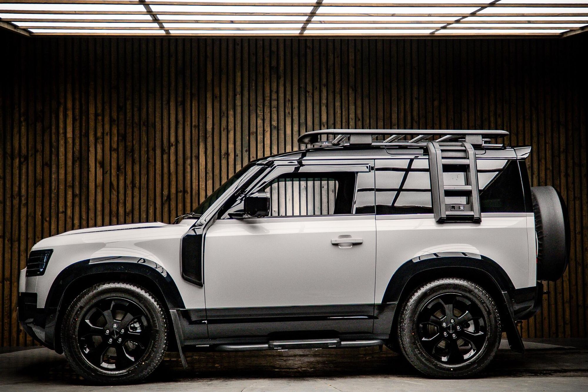 LAND ROVER DEFENDER DIESEL ESTATE 3.0 D250 X-Dynamic SE 90 3dr Auto for sale UK - Slide 7