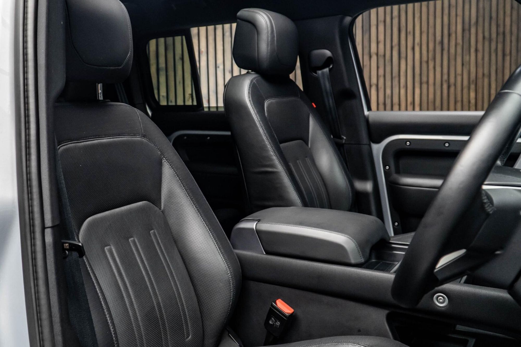 LAND ROVER DEFENDER DIESEL ESTATE 3.0 D250 X-Dynamic HSE 110 5dr Auto for sale UK - Slide 2