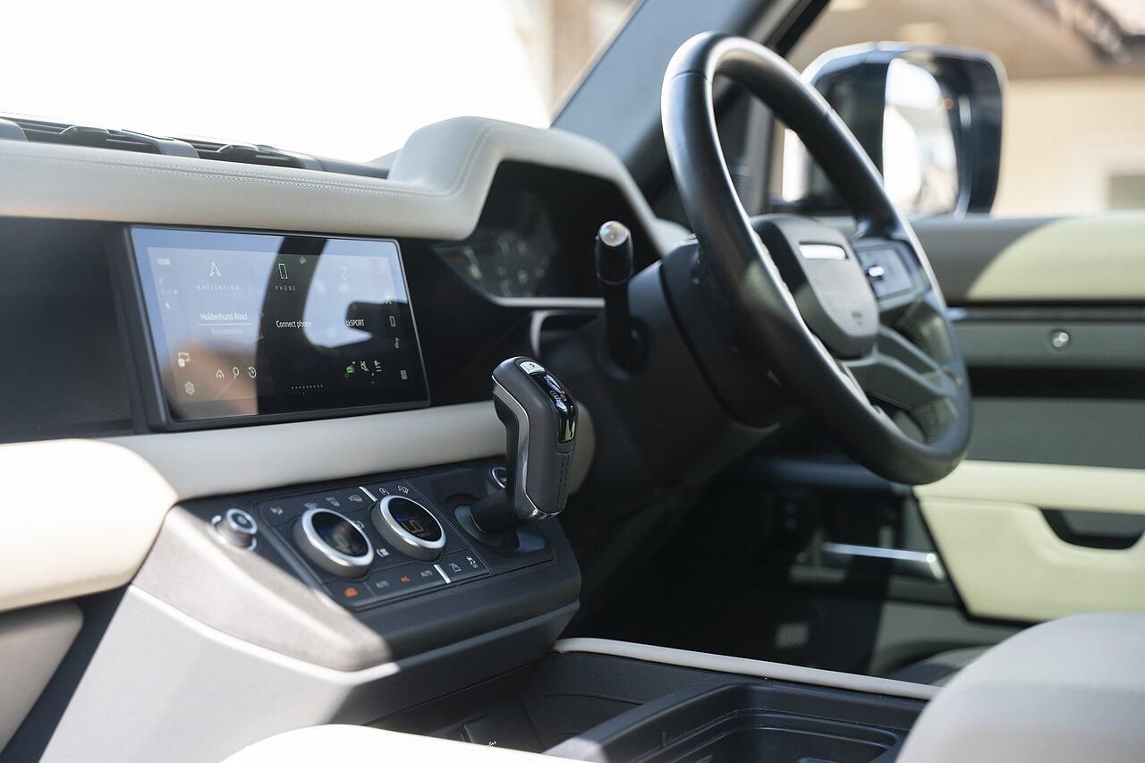 LAND ROVER DEFENDER DIESEL ESTATE 3.0 D250 X-Dynamic SE 110 5dr Auto for sale UK - Slide 8