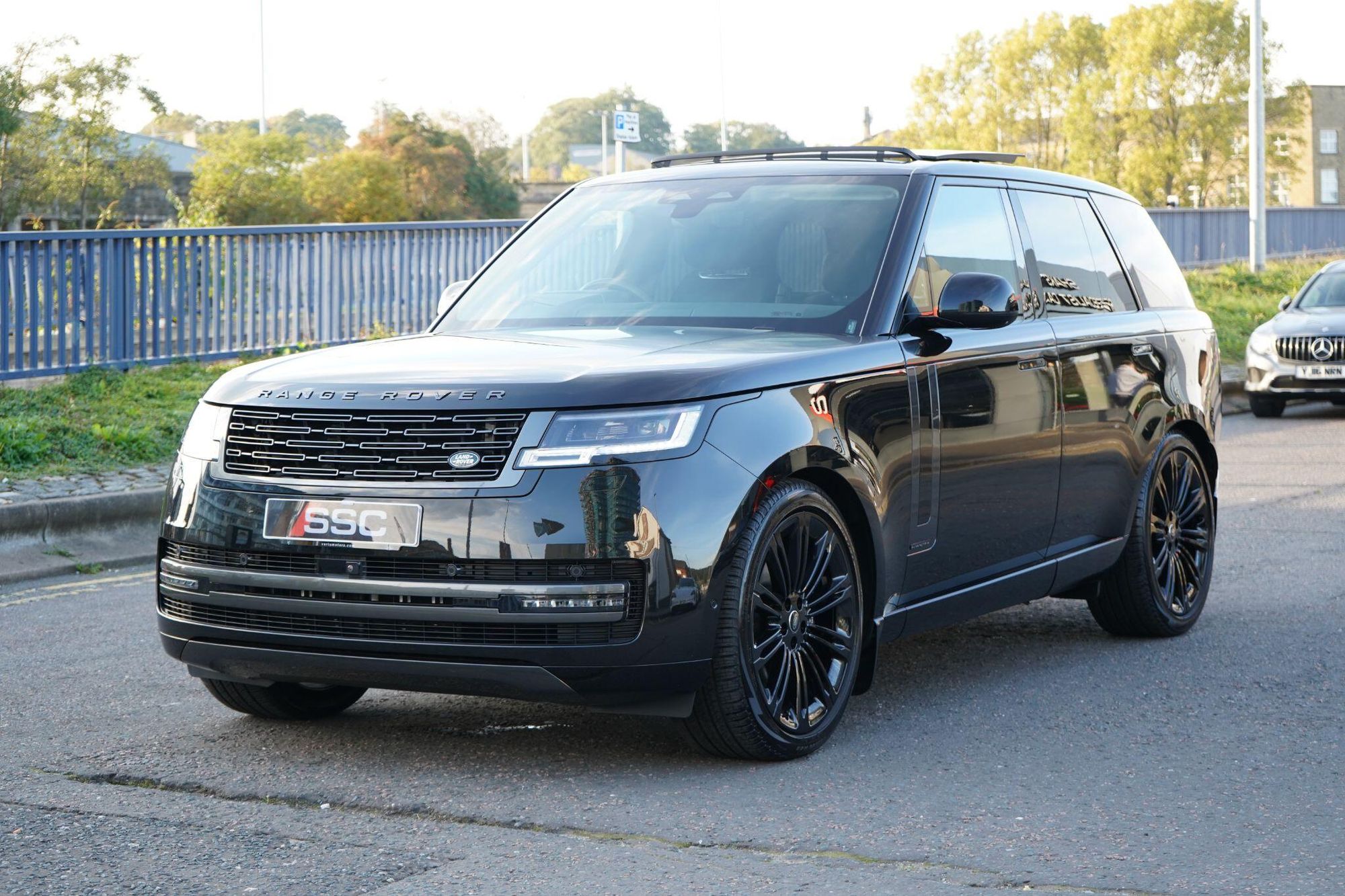 LAND ROVER RANGE ROVER DIESEL ESTATE 3.0 D350 Autobiography 4dr Auto for sale UK - Slide 8