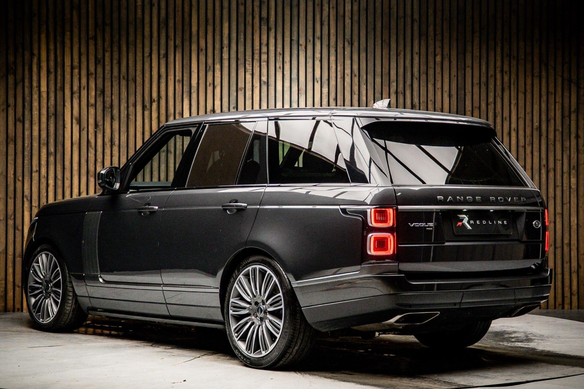 LAND ROVER RANGE ROVER ESTATE 3.0 P400 Vogue 4dr Auto for sale UK - Slide 3