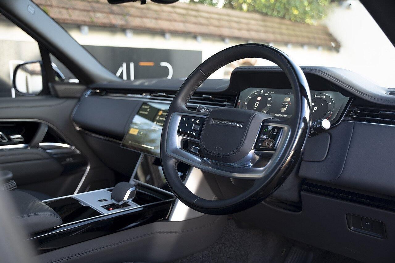 LAND ROVER RANGE ROVER ESTATE 3.0 P400 Autobiography 4dr Auto for sale UK - Slide 7