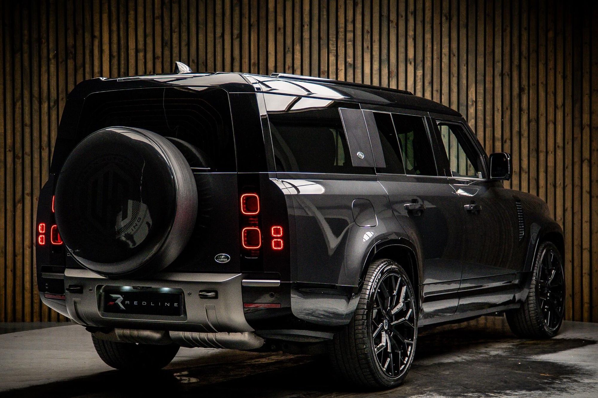 LAND ROVER DEFENDER DIESEL ESTATE 3.0 D300 X-Dynamic SE 130 5dr Auto for sale UK - Slide 4