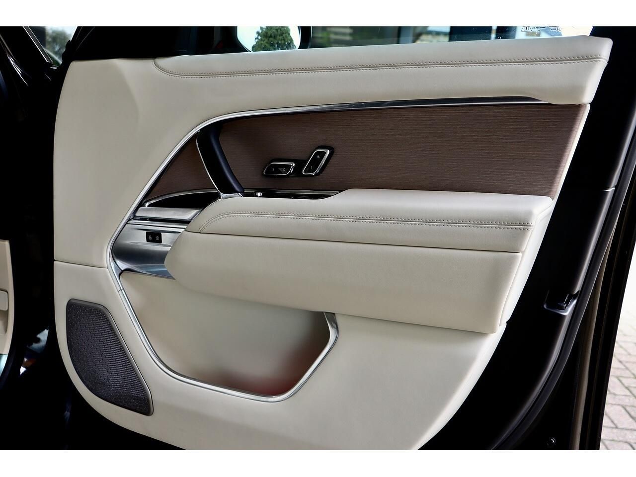 LAND ROVER RANGE ROVER DIESEL ESTATE 3.0 D350 First Edition LWB 4dr Auto for sale UK - Slide 9