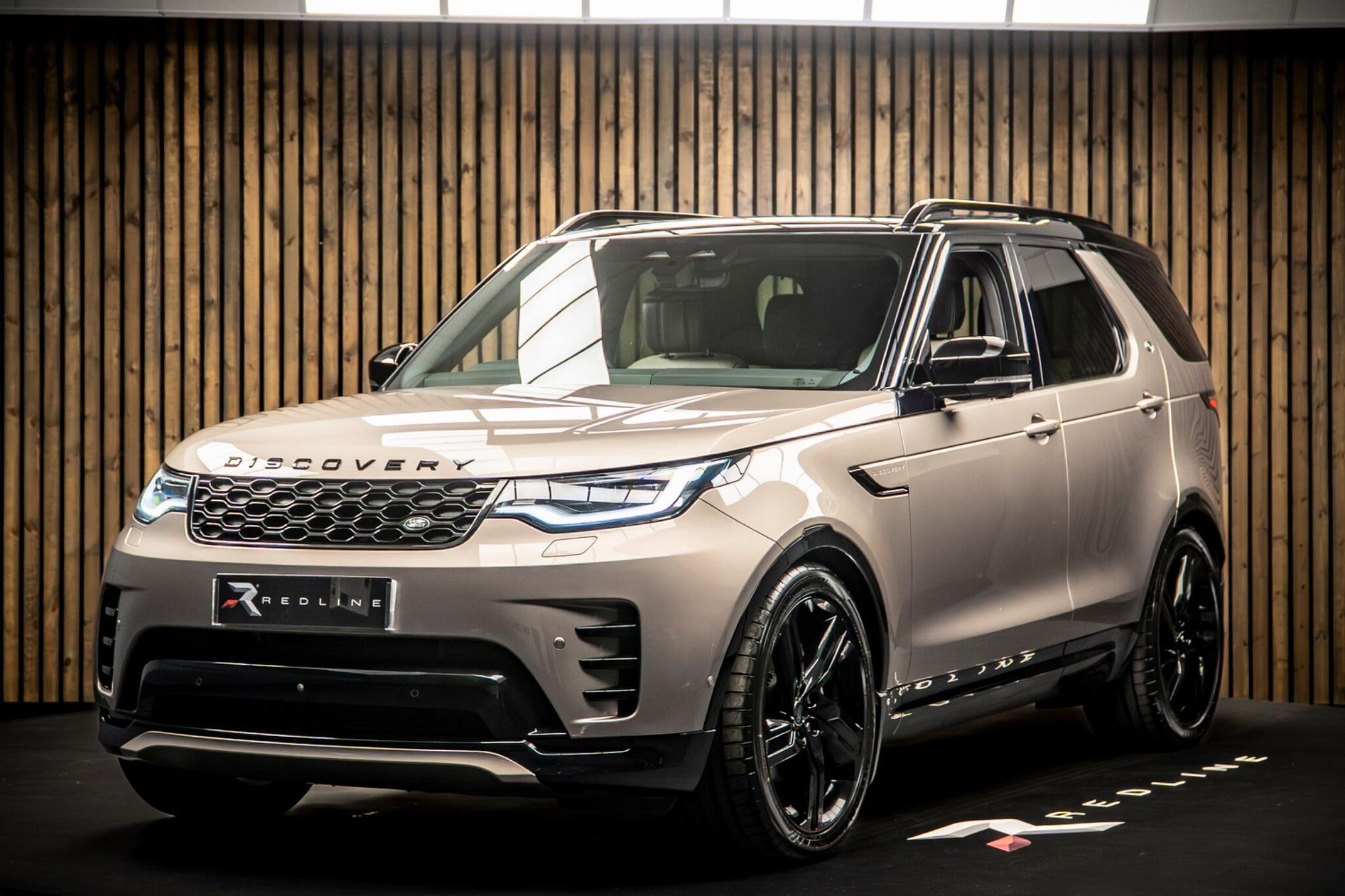 LAND ROVER DISCOVERY DIESEL SW 3.0 D300 Dynamic HSE 5dr Auto for sale UK - Slide 8