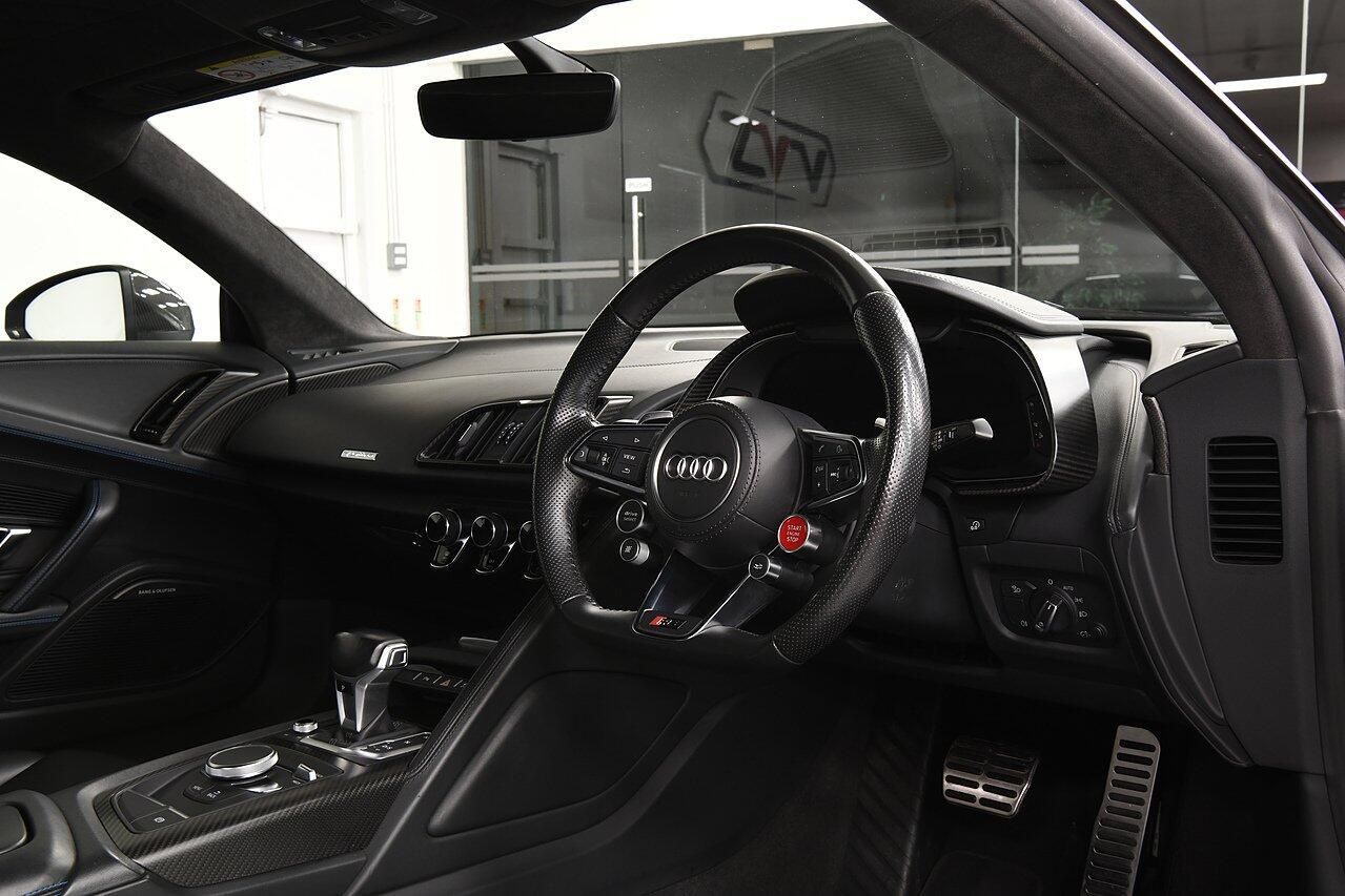 AUDI R8 COUPE 5.2 FSI V10 Plus Quattro 2dr S Tronic for sale UK - Slide 4