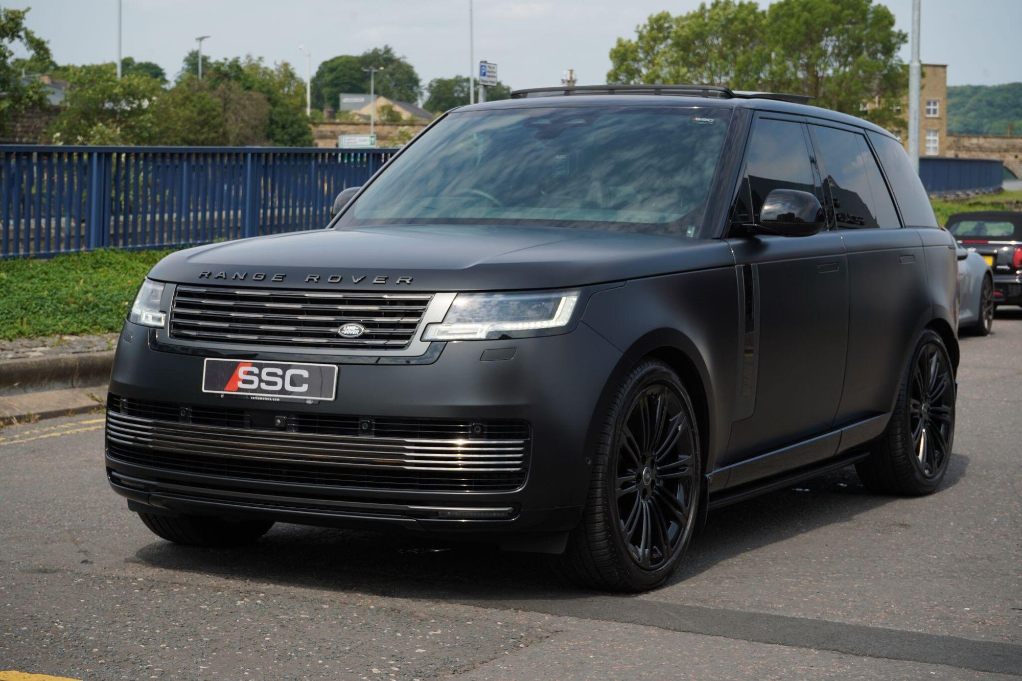 LAND ROVER RANGE ROVER ESTATE 4.4 P615 V8 SV 4dr Auto for sale UK - Slide 8