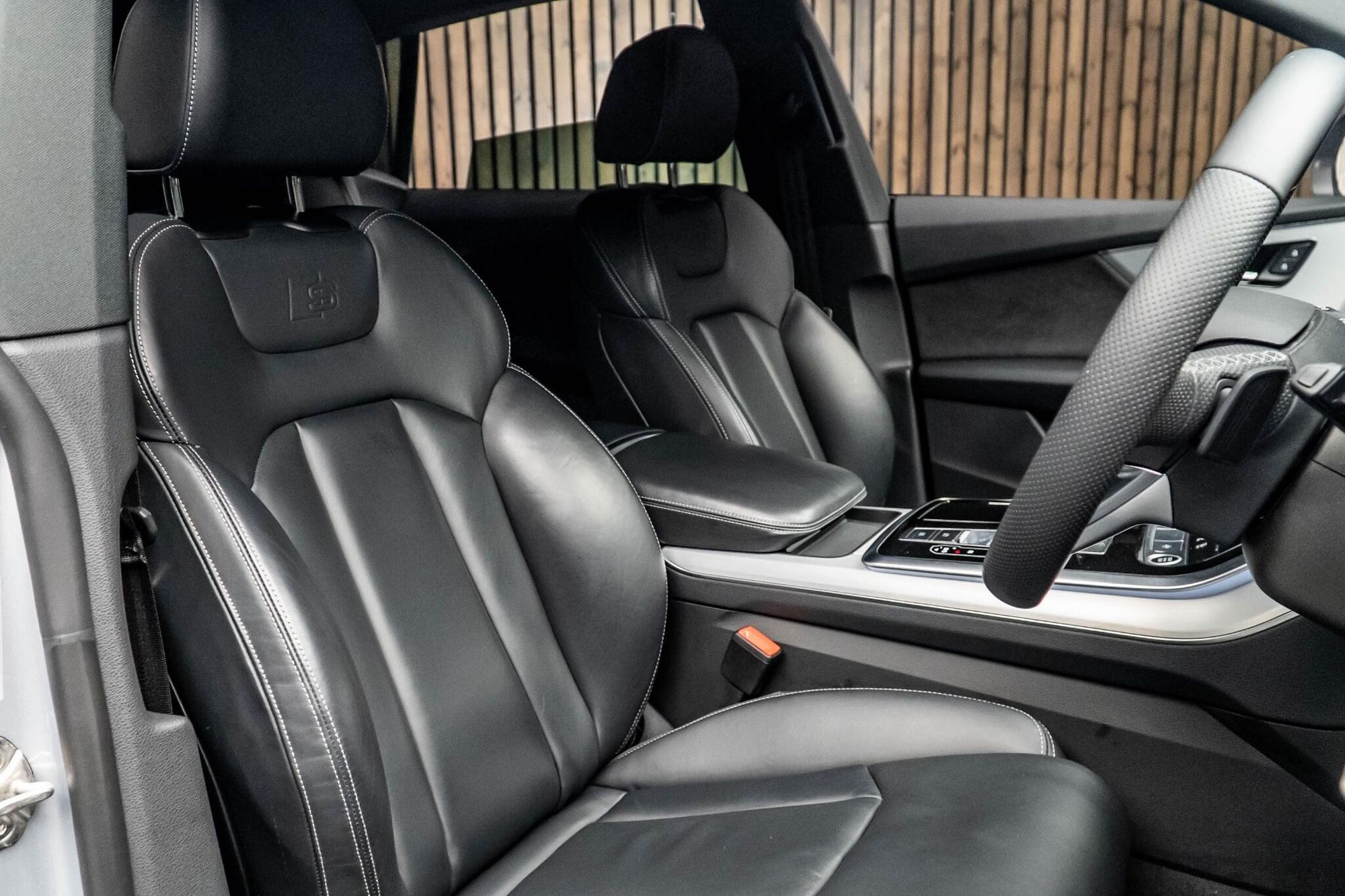 AUDI Q8 DIESEL ESTATE 50 TDI Quattro S Line 5dr Tiptronic [Leather] for sale UK - Slide 2