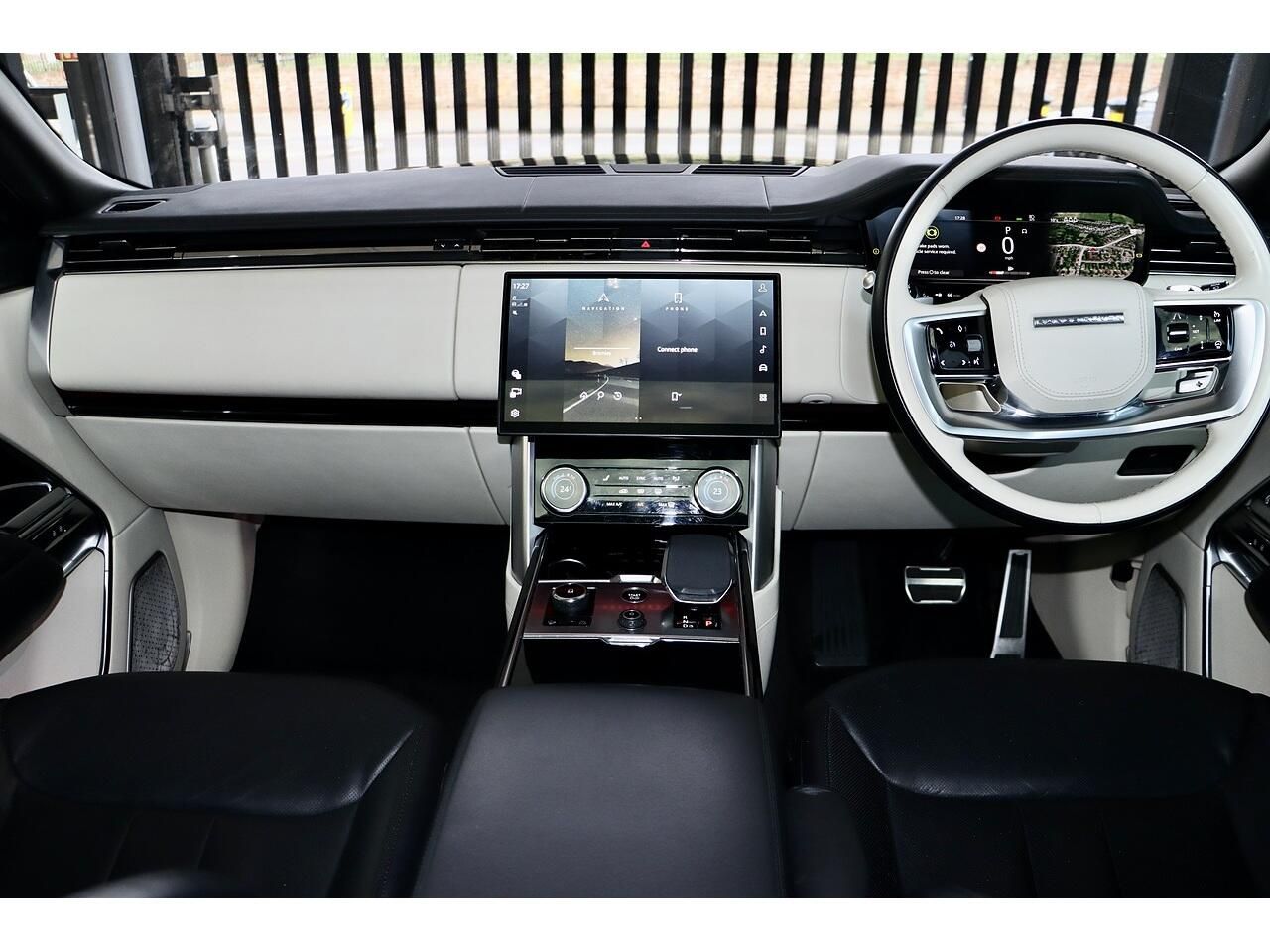 Land Rover Range Rover 3.0 D350 mHEV Autobiography Diesel 5 Door Auto for sale UK - Slide 5