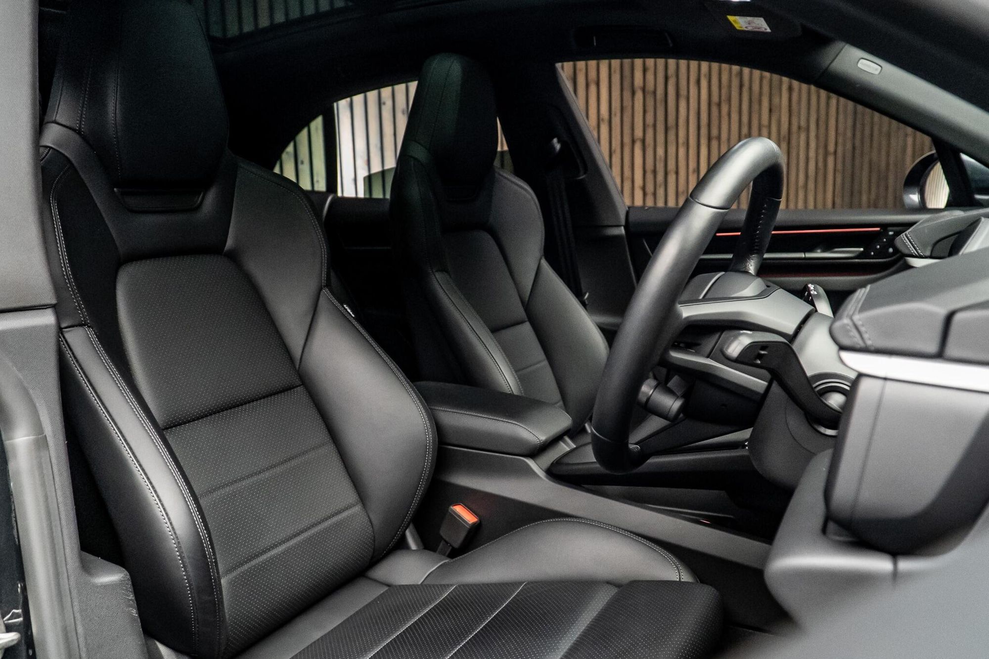 PORSCHE MACAN ELECTRIC ESTATE 380kW 4S 100kWh 5dr Auto for sale UK - Slide 2