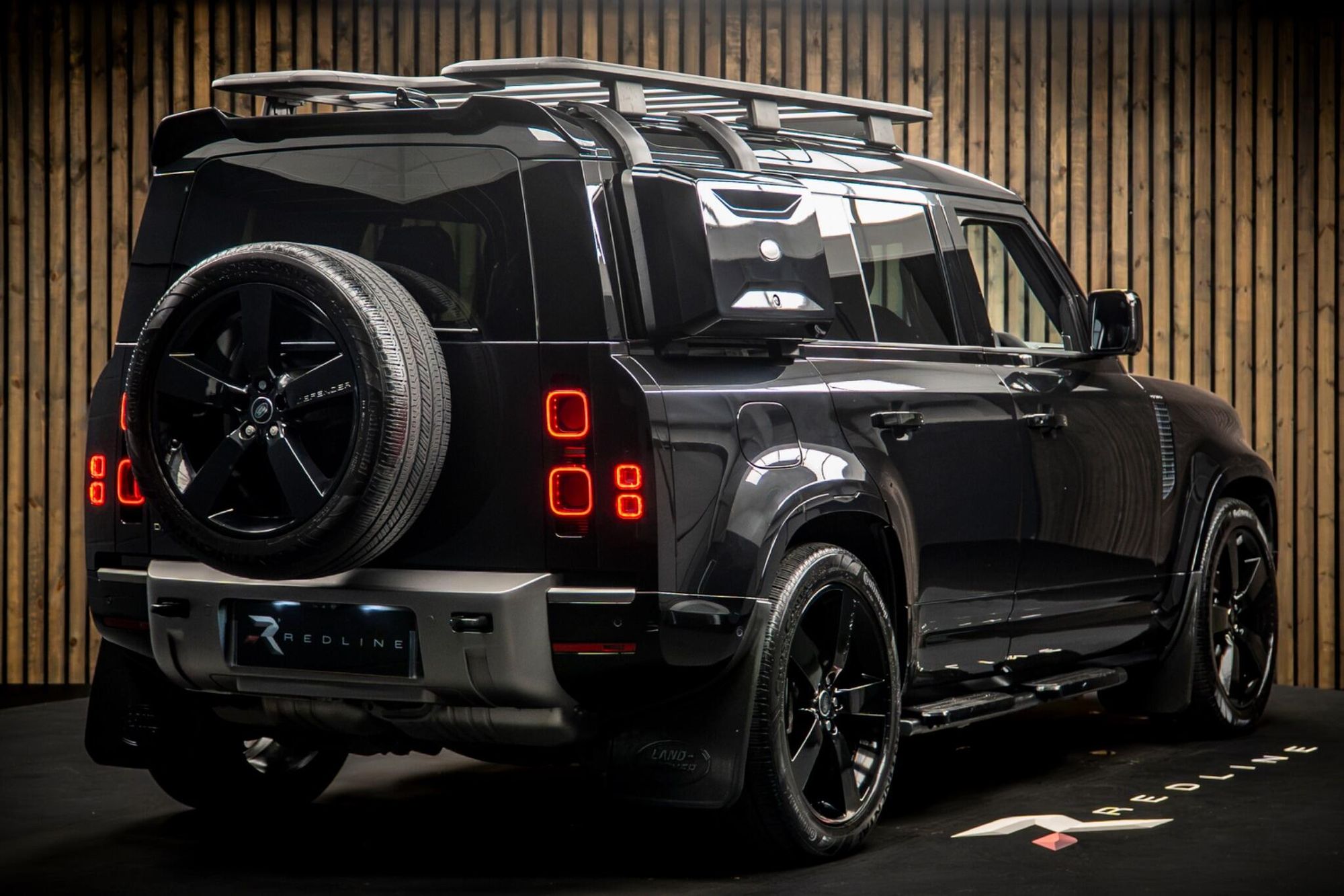 LAND ROVER DEFENDER DIESEL ESTATE 3.0 D300 X-Dynamic SE 110 5dr Auto for sale UK - Slide 4
