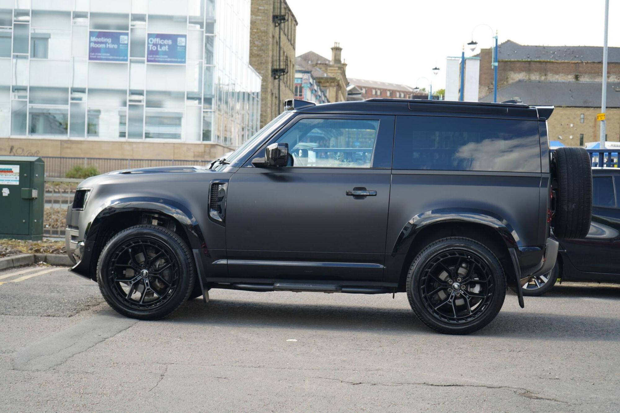 LAND ROVER DEFENDER DIESEL ESTATE 3.0 D250 X-Dynamic HSE 90 3dr Auto for sale UK - Slide 8