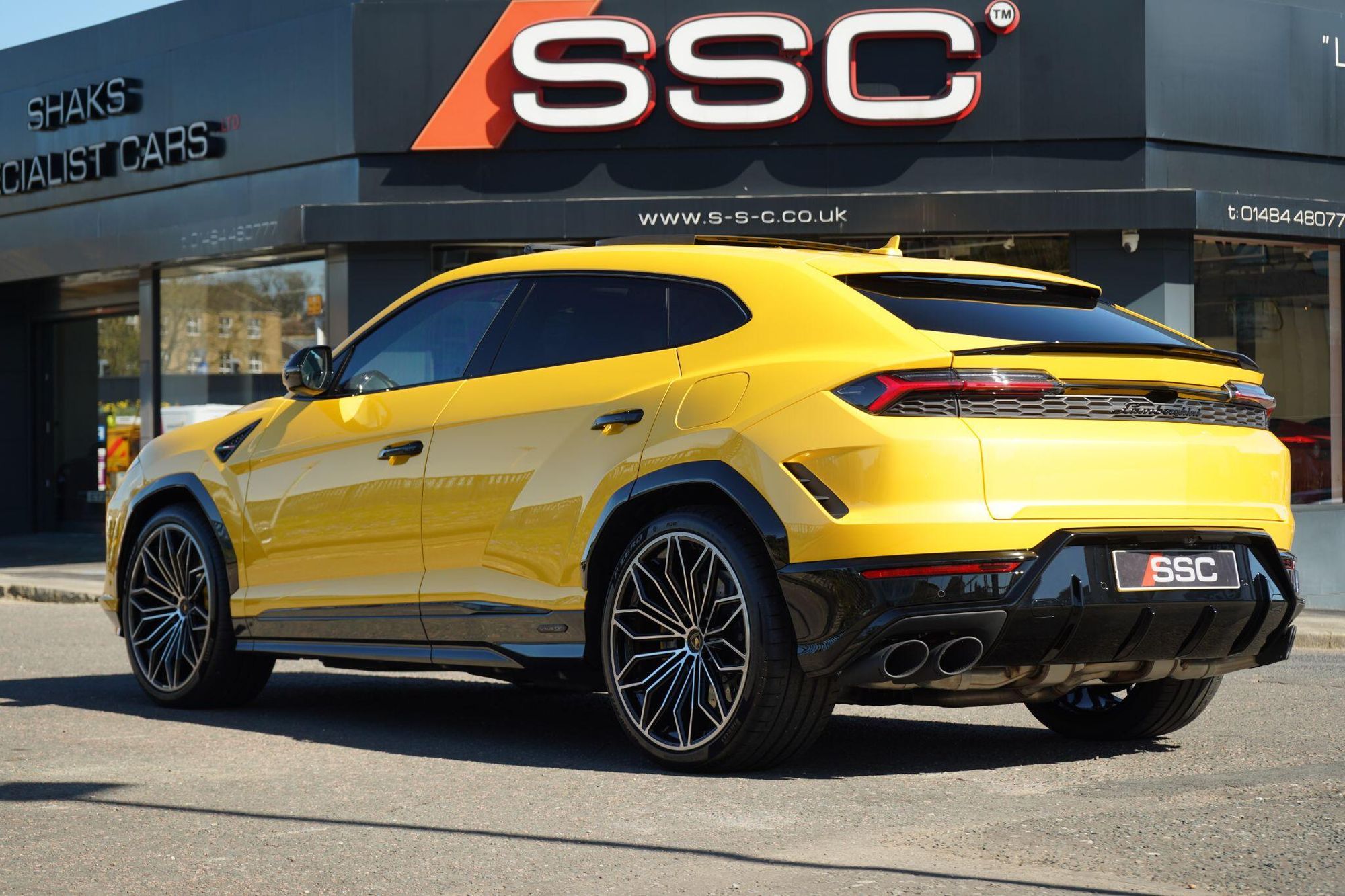 LAMBORGHINI URUS ESTATE 4.0T 25.9kWh Plug-in Hybrid FSI V8 5dr Auto for sale UK - Slide 2