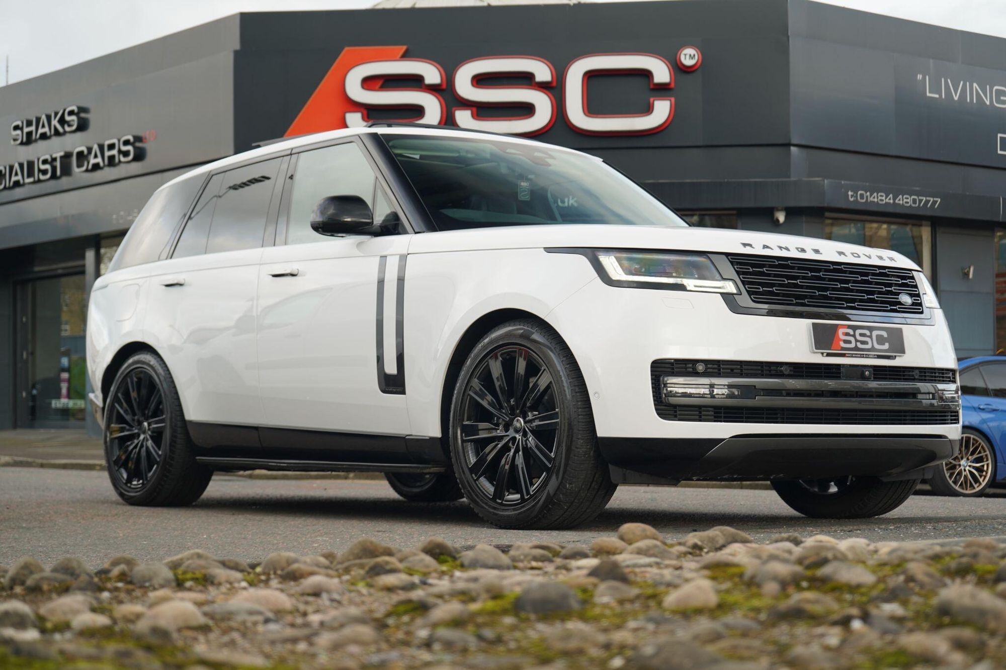 LAND ROVER RANGE ROVER ESTATE 3.0 P400 Autobiography 4dr Auto for sale UK - Slide 5