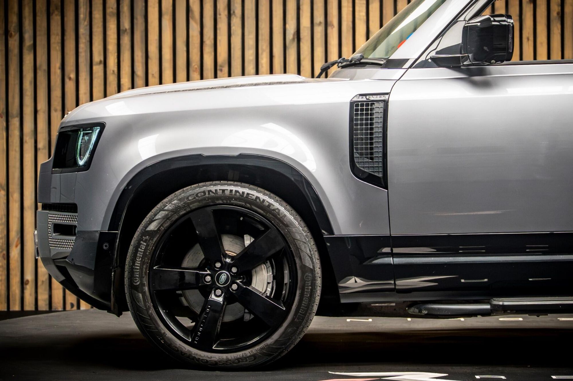 LAND ROVER DEFENDER DIESEL ESTATE 3.0 D300 HSE 110 5dr Auto for sale UK - Slide 9
