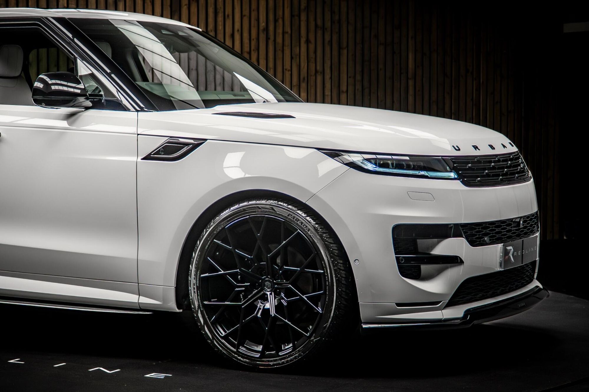 LAND ROVER RANGE ROVER SPORT DIESEL ESTATE 3.0 D300 Dynamic SE 5dr Auto for sale UK - Slide 10