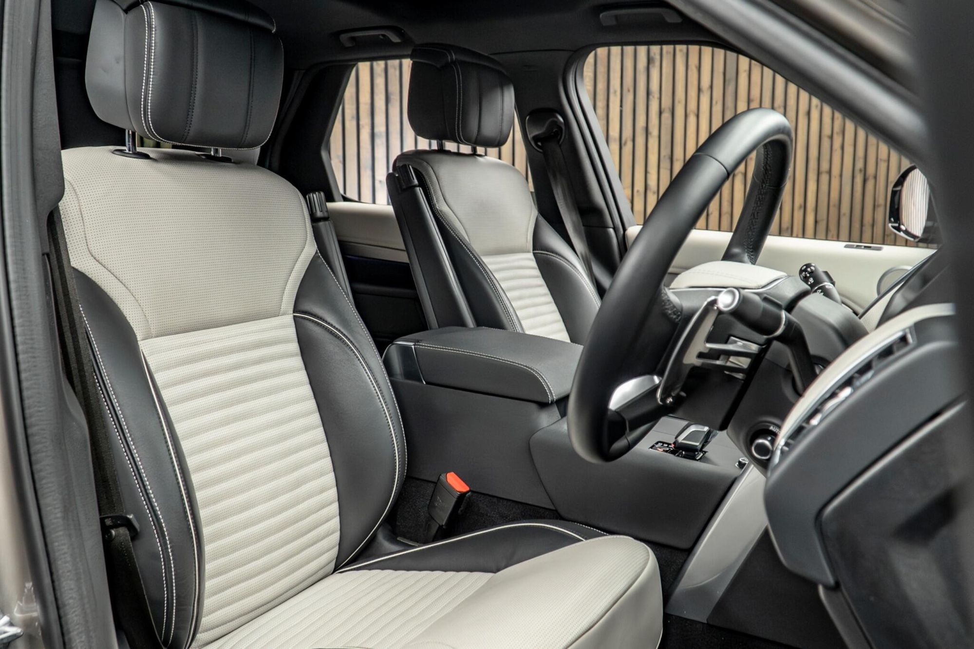 LAND ROVER DISCOVERY DIESEL SW 3.0 D300 Dynamic HSE 5dr Auto for sale UK - Slide 2