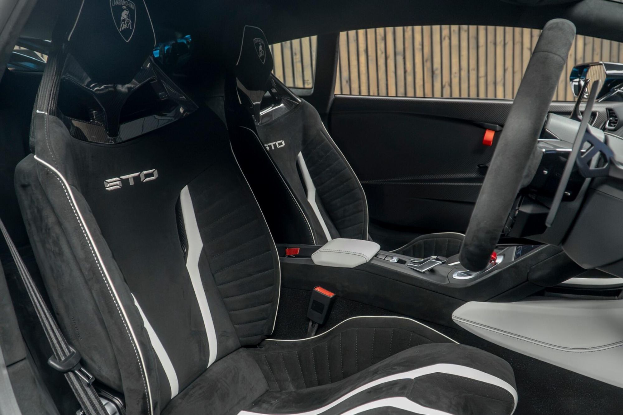 LAMBORGHINI HURACAN EVO COUPE 5.2 V10 640 STO 2dr Auto for sale UK - Slide 2