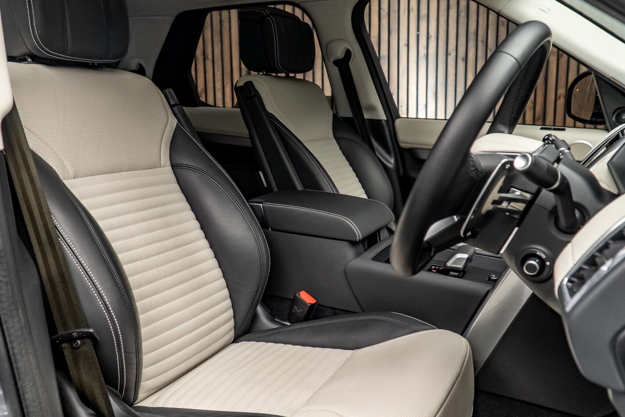 LAND ROVER DISCOVERY DIESEL SW 3.0 D350 Dynamic HSE 5dr Auto for sale UK - Slide 2