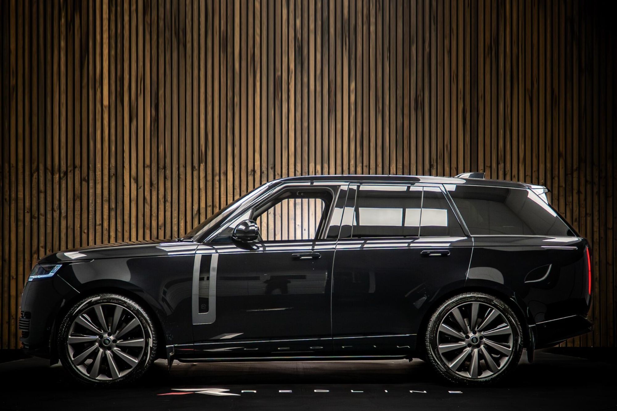 LAND ROVER RANGE ROVER ESTATE 4.4 P530 V8 SV 4dr Auto for sale UK - Slide 7