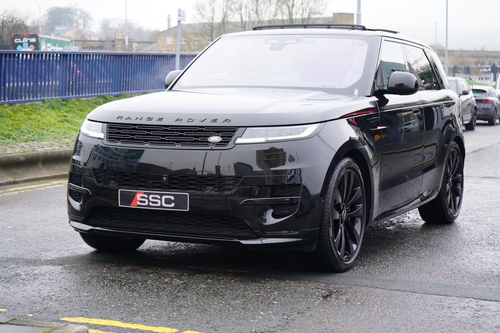 LAND ROVER RANGE ROVER SPORT ESTATE 4.4 P530 V8 First Edition 5dr Auto for sale UK - Slide 6