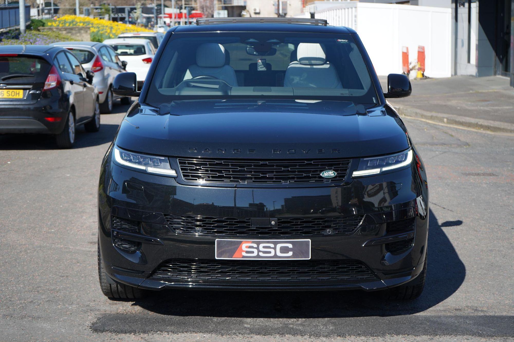 LAND ROVER RANGE ROVER SPORT DIESEL ESTATE 3.0 D300 Dynamic SE 5dr Auto for sale UK - Slide 6