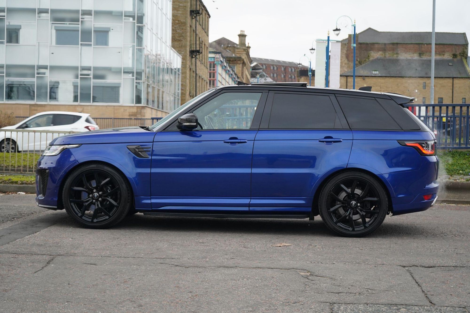 LAND ROVER RANGE ROVER SPORT ESTATE 5.0 V8 S/C 575 SVR 5dr Auto for sale UK - Slide 8