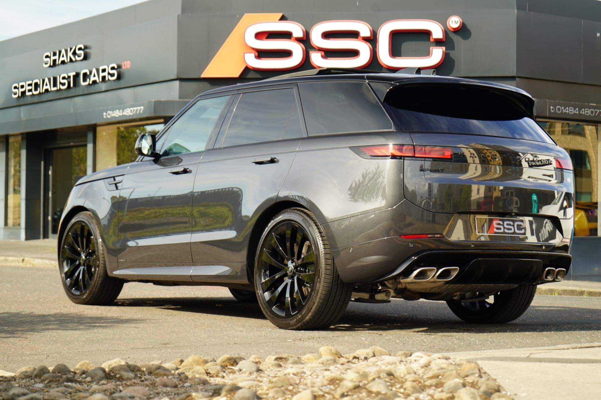 LAND ROVER RANGE ROVER SPORT ESTATE 4.4 P530 V8 Autobiography 5dr Auto for sale UK - Slide 2