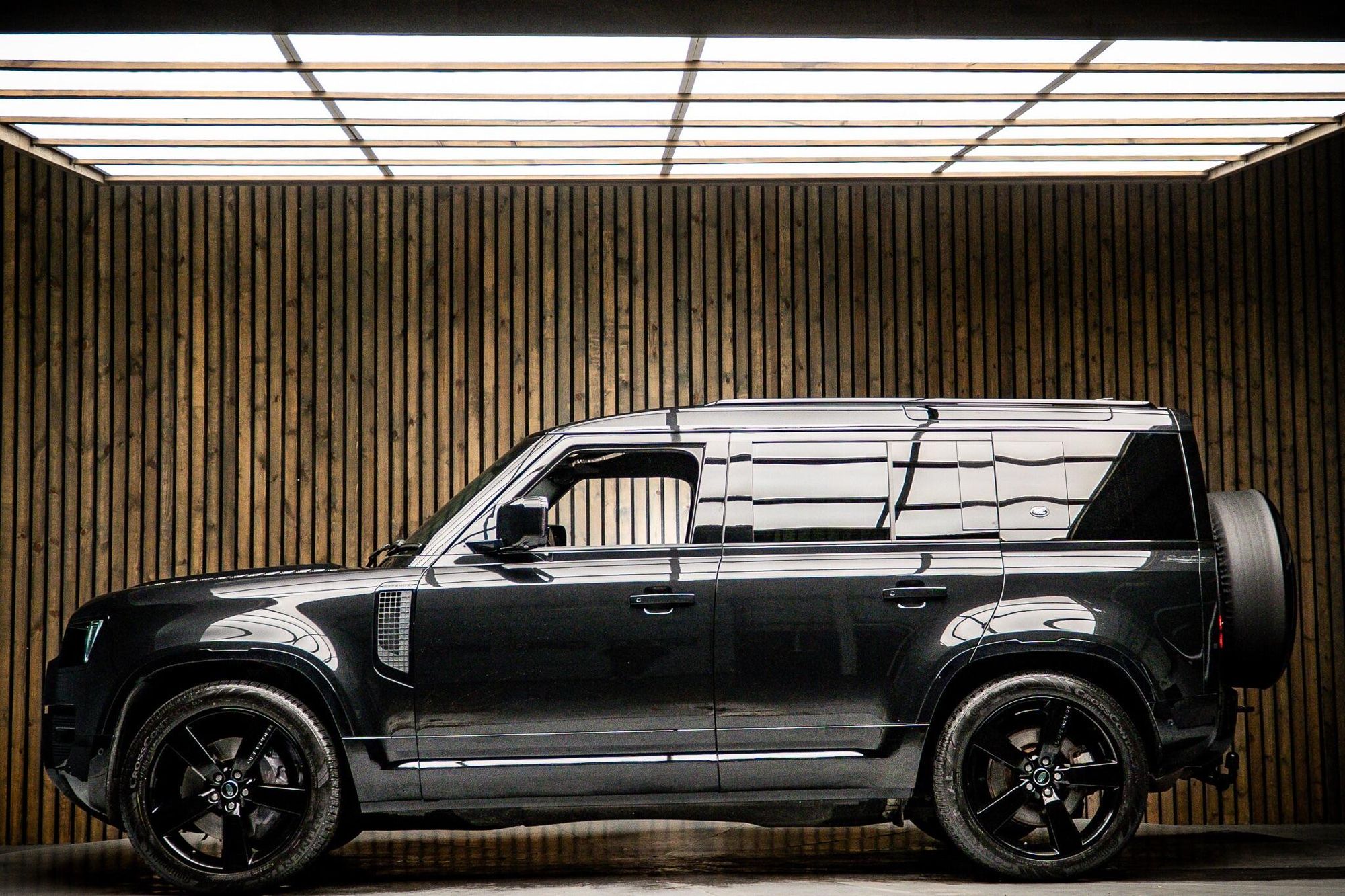 LAND ROVER DEFENDER DIESEL ESTATE 3.0 D250 X-Dynamic SE 110 5dr Auto for sale UK - Slide 7