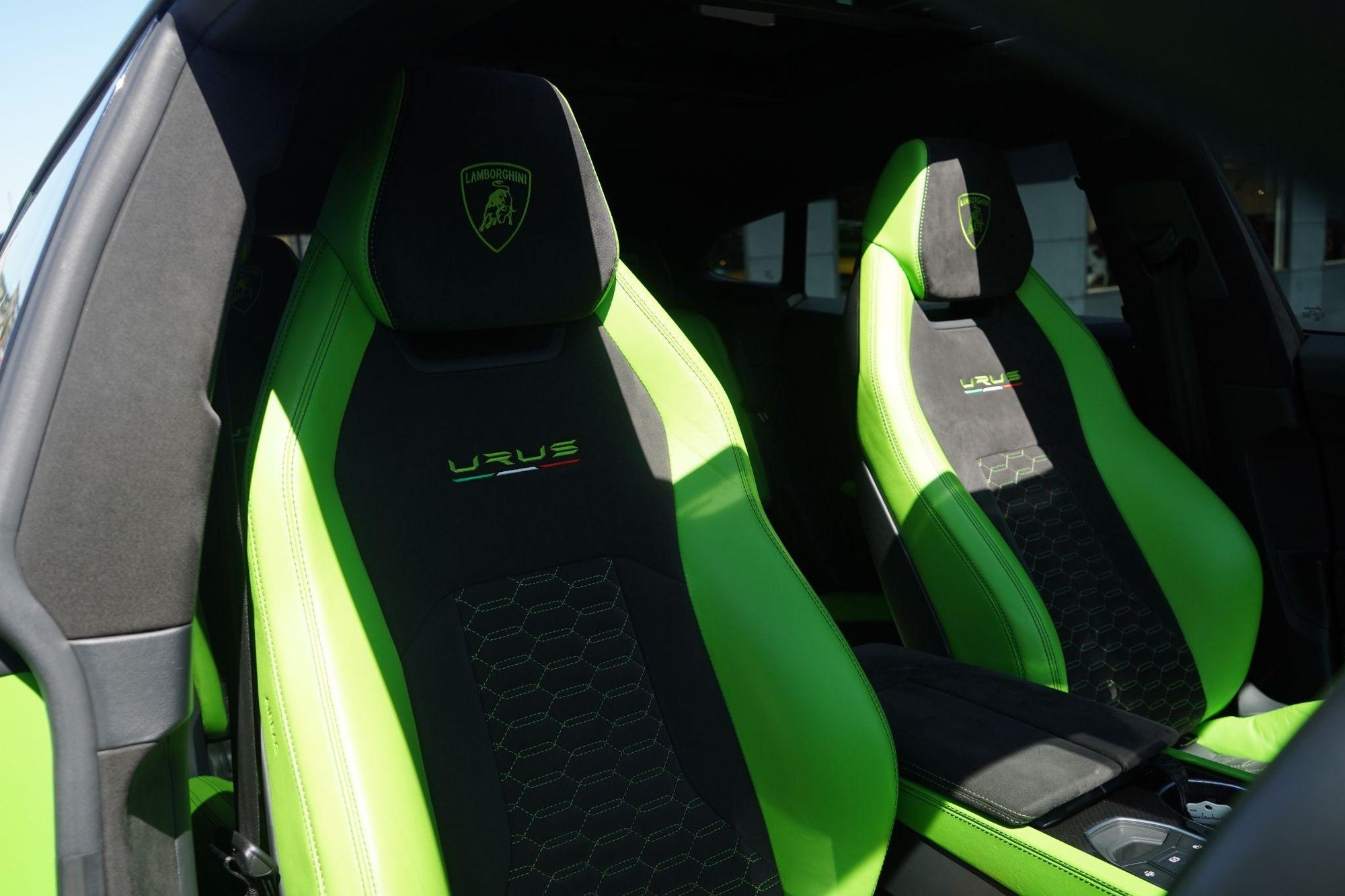 LAMBORGHINI URUS ESTATE 4.0T FSI V8 Pearl Capsule 5dr Auto for sale UK - Slide 3