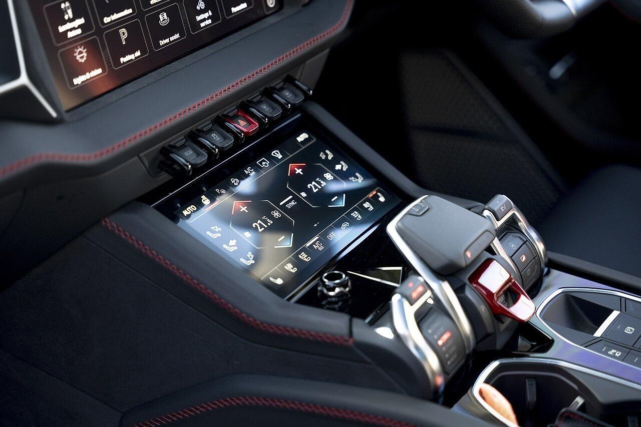 LAMBORGHINI URUS ESTATE 4.0T 25.9kWh Plug-in Hybrid FSI V8 5dr Auto for sale UK - Slide 10