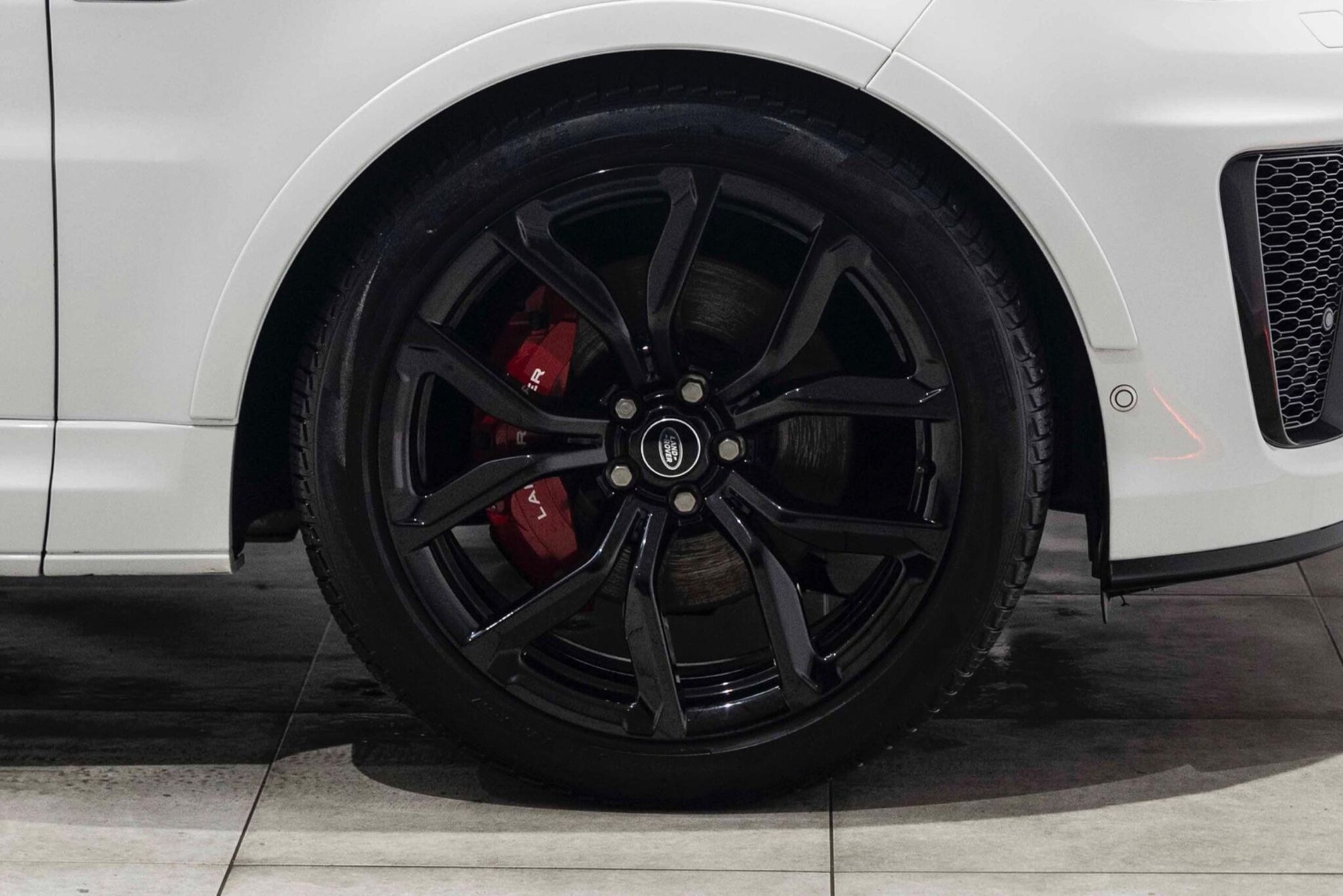 LAND ROVER RANGE ROVER SPORT ESTATE 5.0 P575 S/C SVR 5dr Auto for sale UK - Slide 4