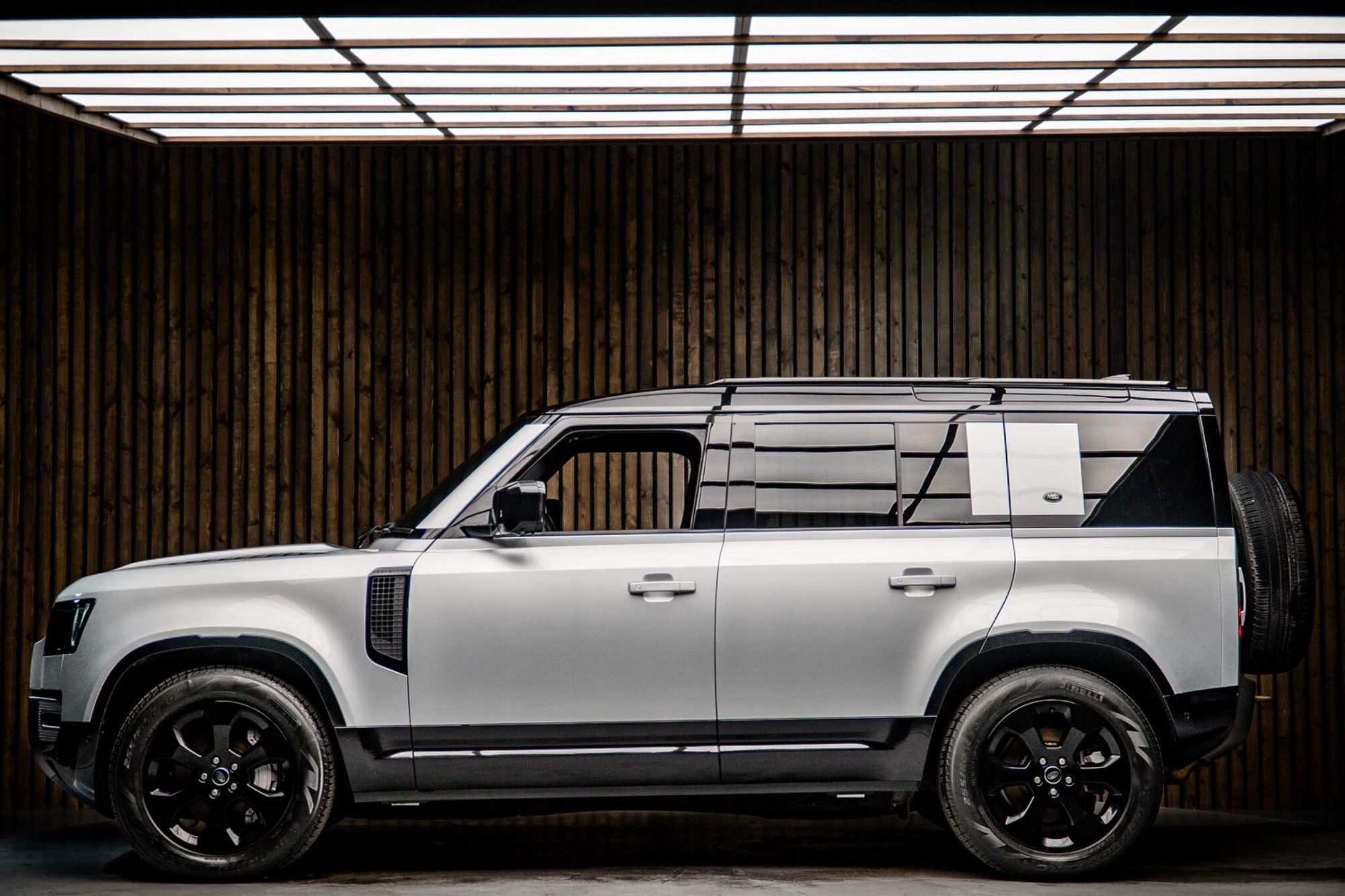 LAND ROVER DEFENDER DIESEL ESTATE 3.0 D250 X-Dynamic HSE 110 5dr Auto for sale UK - Slide 7