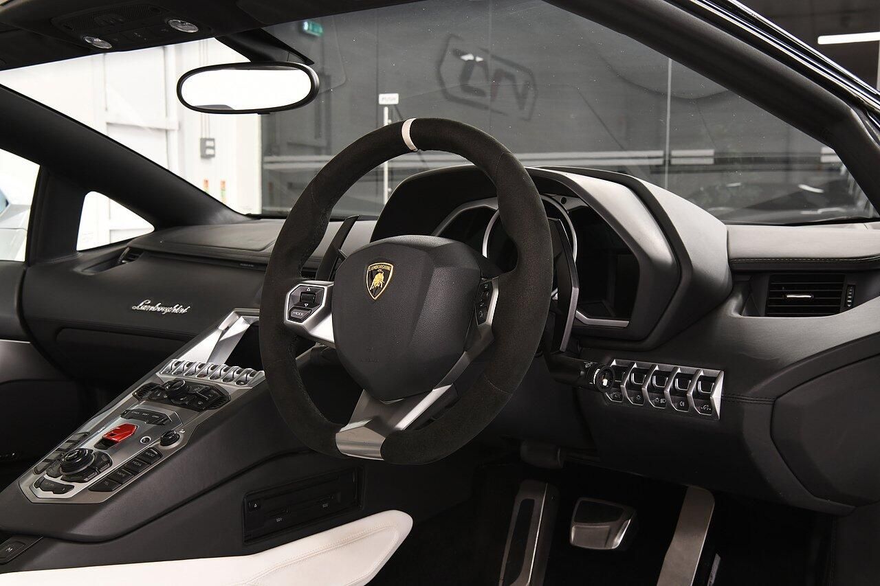 LAMBORGHINI AVENTADOR ROADSTER LP 700-4 2dr ISR for sale UK - Slide 5