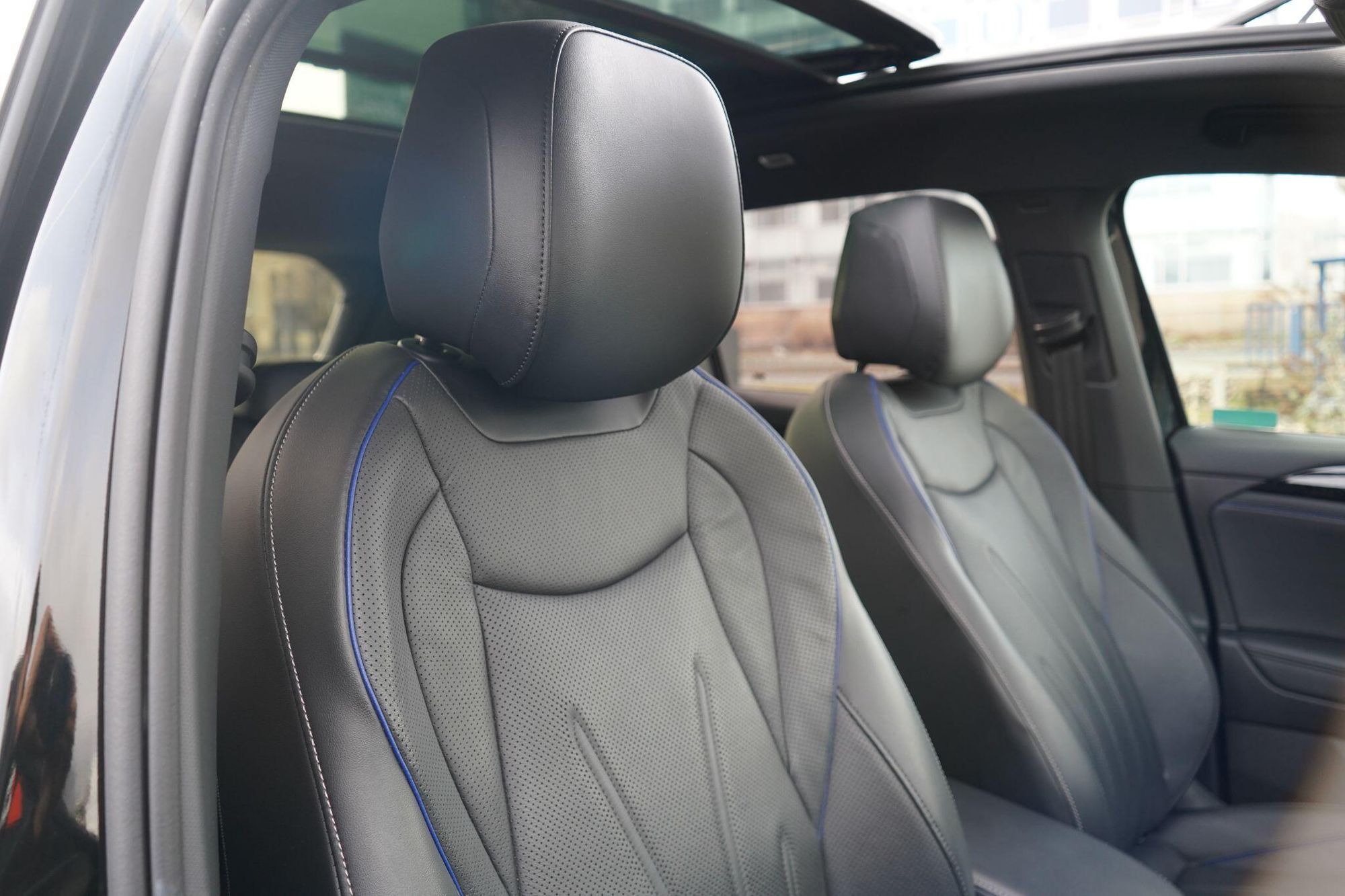 VOLKSWAGEN TIGUAN DIESEL ESTATE 2.0 TDI R-Line 5dr DSG for sale UK - Slide 3