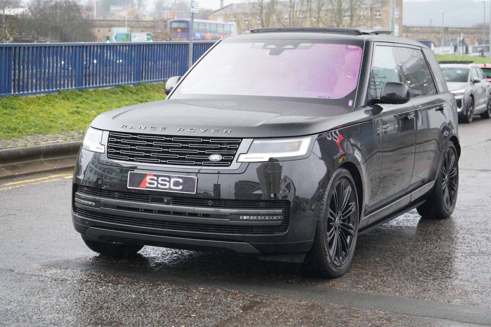 LAND ROVER RANGE ROVER DIESEL ESTATE 3.0 D350 Autobiography LWB 4dr Auto for sale UK - Slide 5