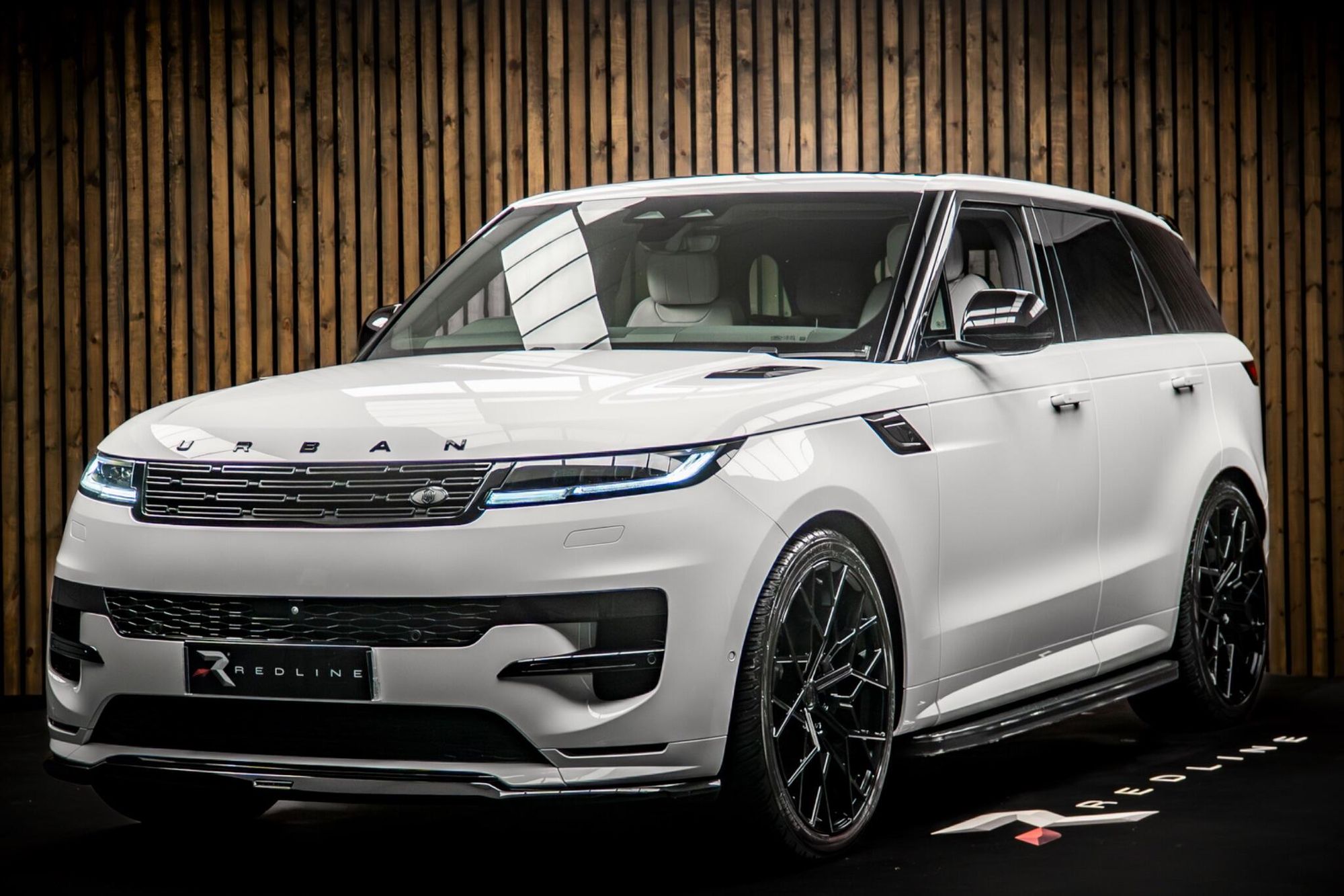 LAND ROVER RANGE ROVER SPORT DIESEL ESTATE 3.0 D300 Dynamic SE 5dr Auto for sale UK - Slide 8