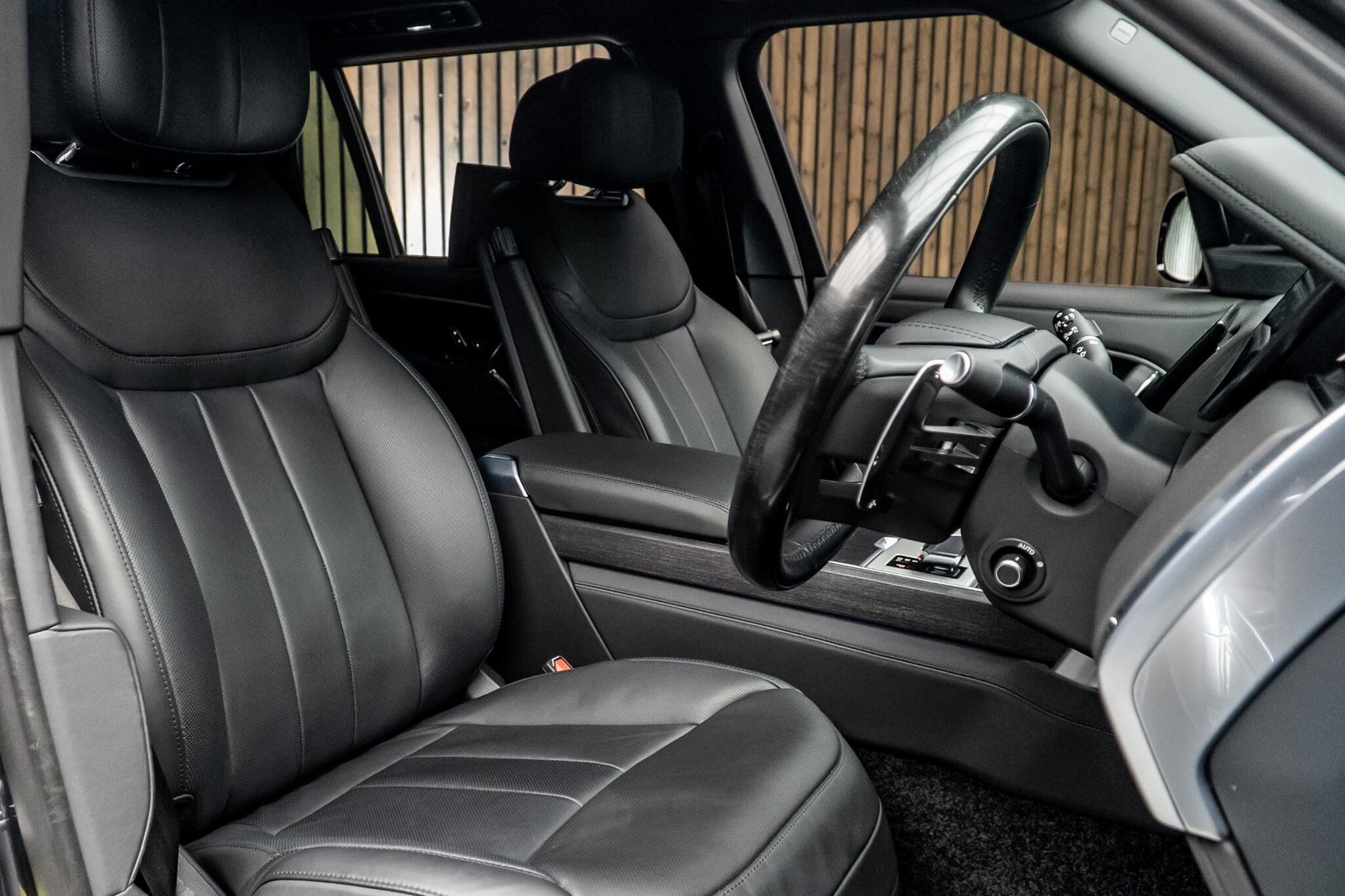 LAND ROVER RANGE ROVER ESTATE 4.4 P530 V8 Autobiography LWB 4dr Auto [7 Seat] for sale UK - Slide 2